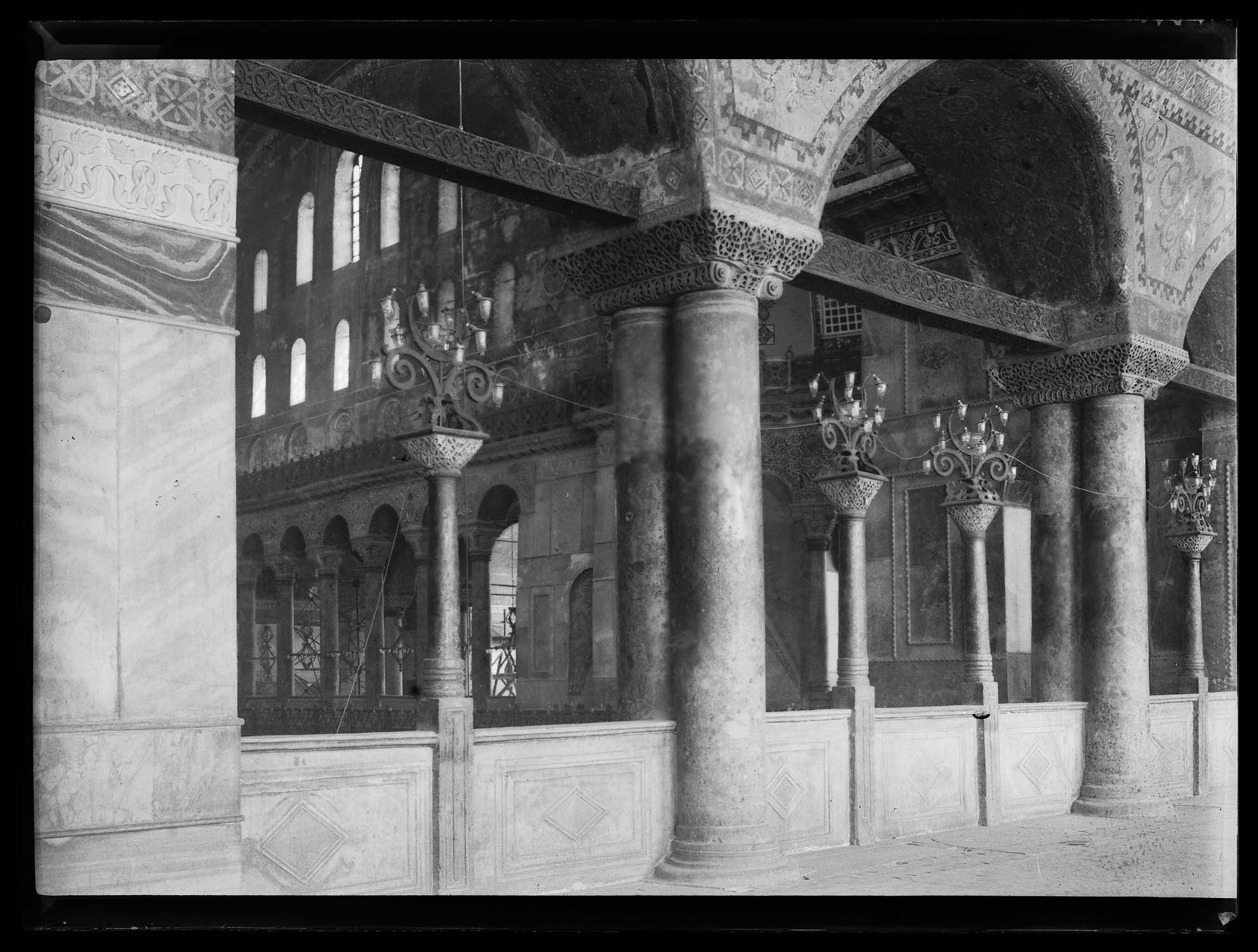 Vue des tribunes avec la nef en arrière-plan